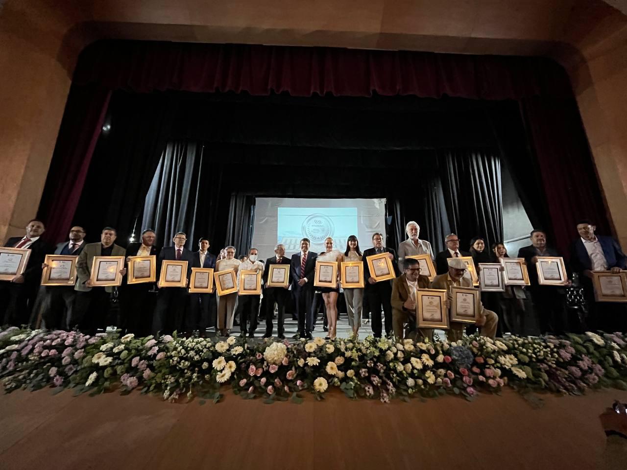 RECONOCEN A FRESNILLENSES DESTACADOS CON LA MEDALLA AL MÉRITO