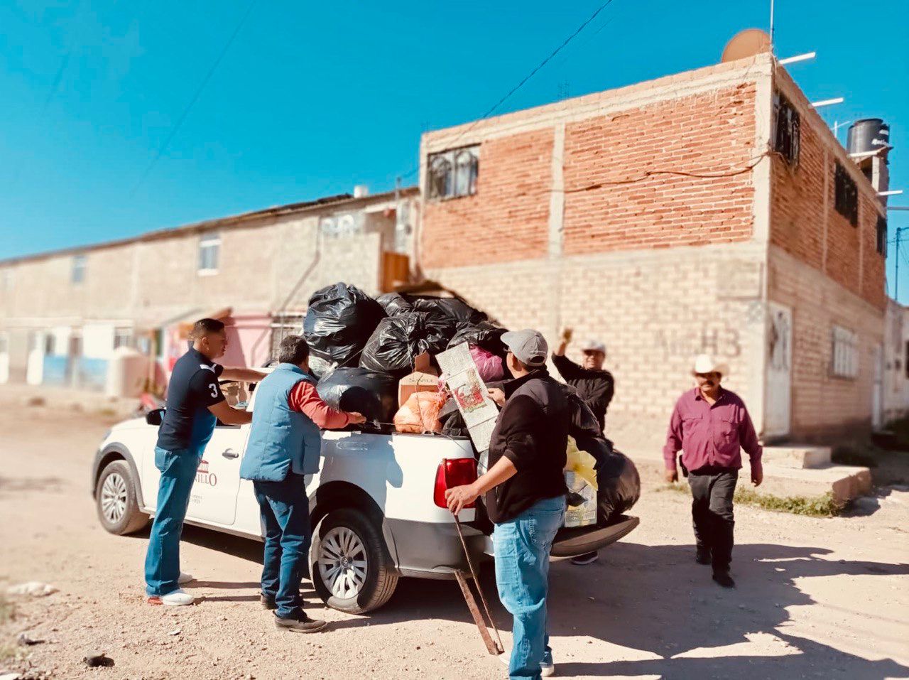 FUNCIONARIOS DE FRESNILLORECOGEN BASURA EN COLONIAS