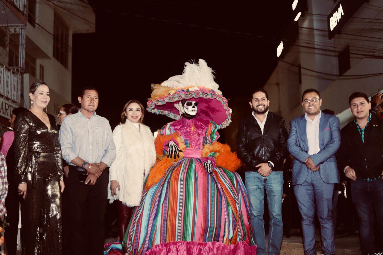 INAUGURAN DECORACIÓN ALUSIVA AL DÍA DE MUERTOS