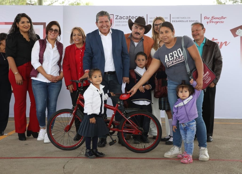 Entrega Gobernador David Monreal mochilas y loncheras gratuitas a estudiantes de Nochistlán 