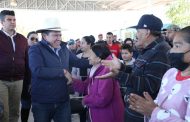 Inaugura Gobernador David Monreal calles en el municipio de Pinos y entrega apoyos alimentarios a campesinos