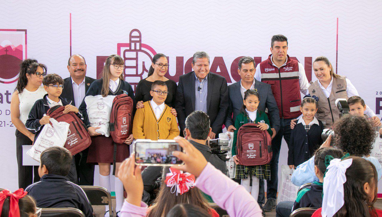 Gobernador David Monreal dio arranque a operativo de entrega de útiles, mochilas, loncheras, uniformes y calzado escolar gratuito