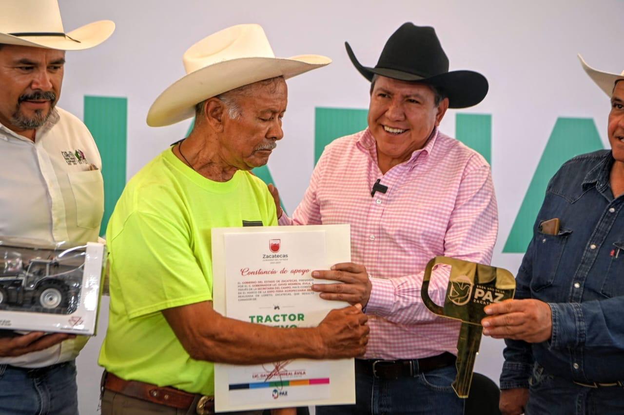 Lleva Gobernador David Monreal apoyos a campesinos y ganaderos de la región sureste del territorio zacatecano