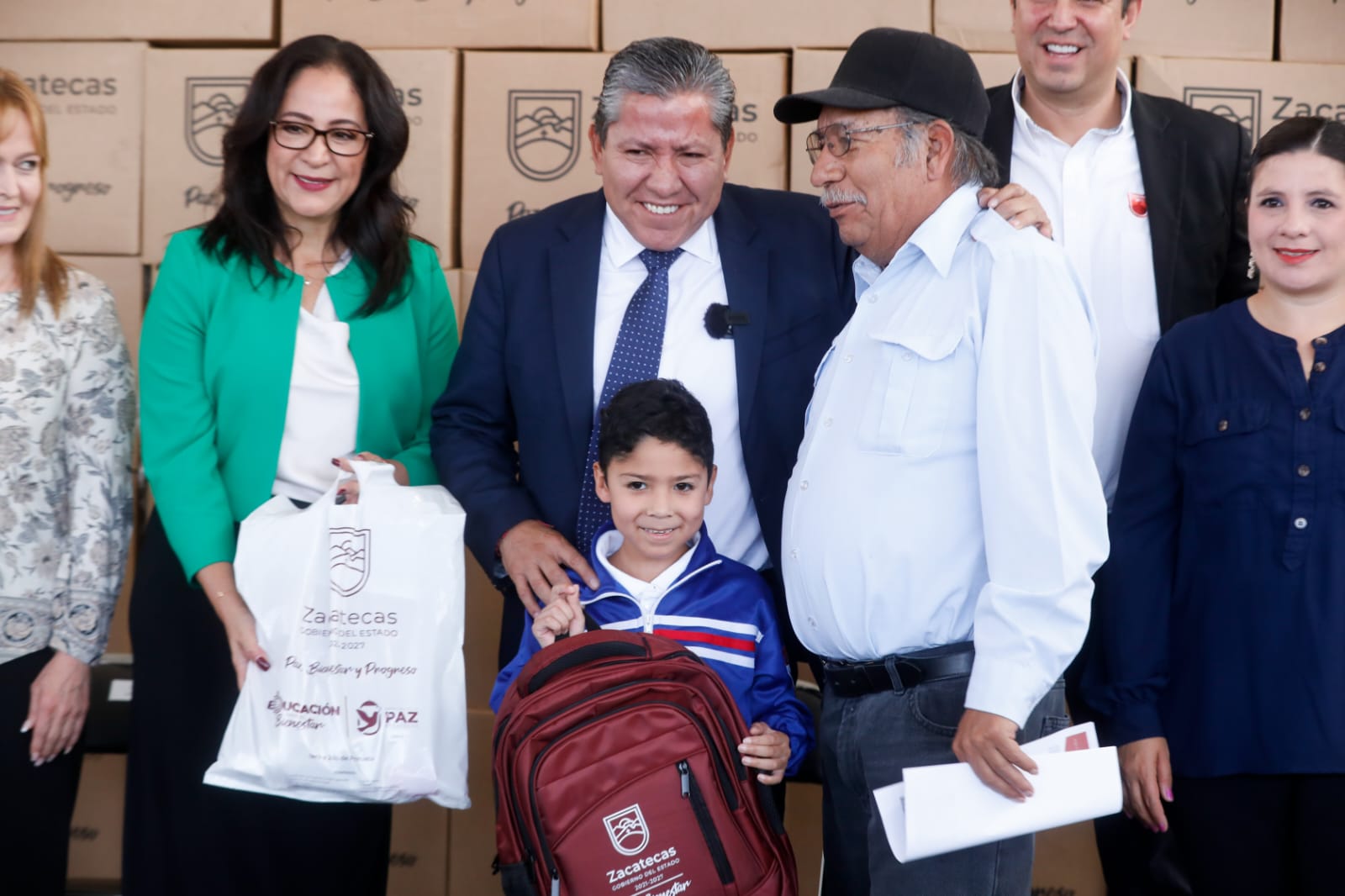 Entrega Gobernador David Monreal 40 mil mochilas y paquetes de útiles escolares gratuitos a familias de Zacatecas y Guadalupe