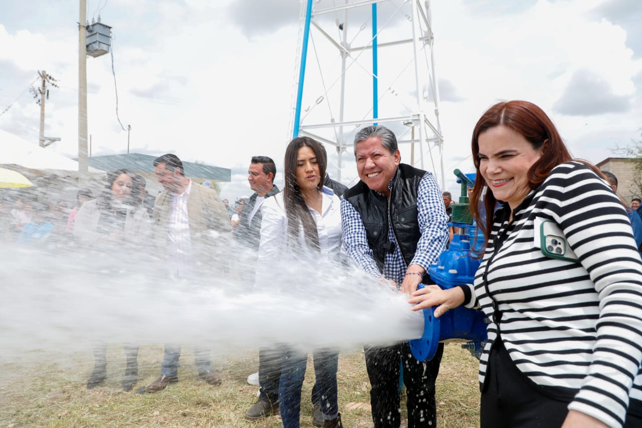 Garantiza Gobernador David Monreal el acceso al agua potable a familias de Enrique Estrada