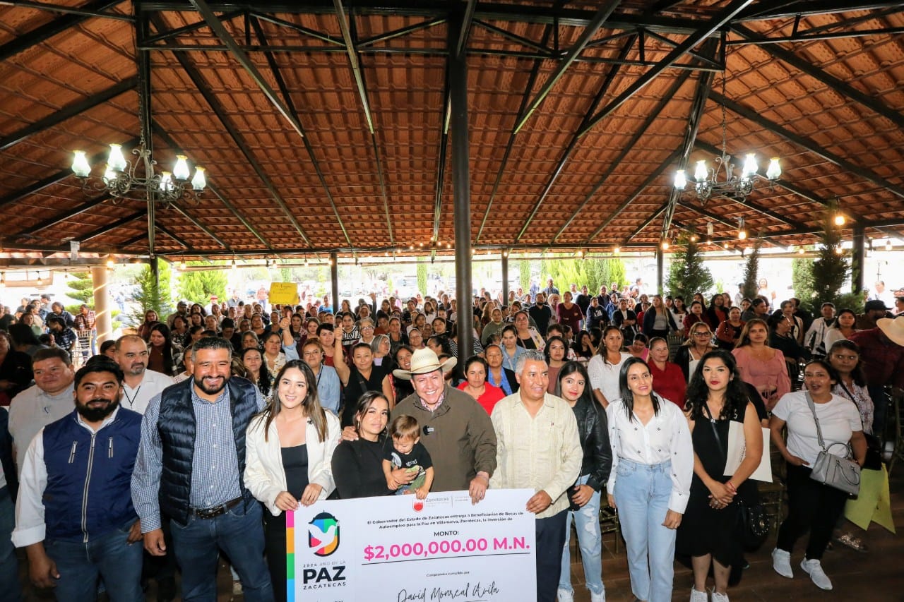 Encabeza Gobernador David Monreal Ávila entrega de 340 becas de autoempleo a pobladores de Villanueva