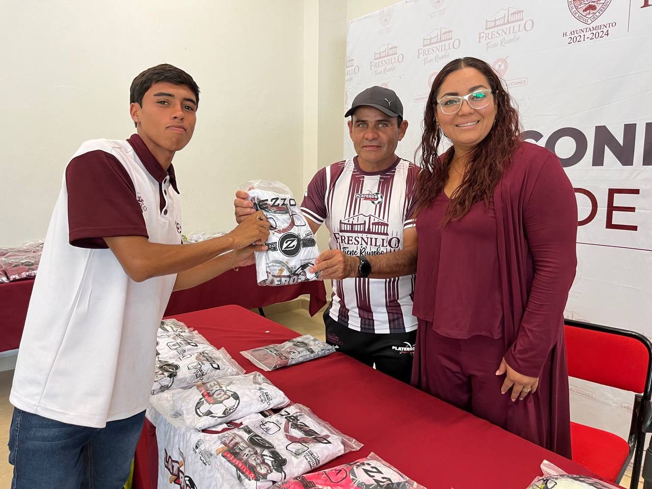 FAVORECE RITA QUIÑONES AL EQUIPO DE FUTBOL PLATEROS FRESNILLO CON UNIFORME