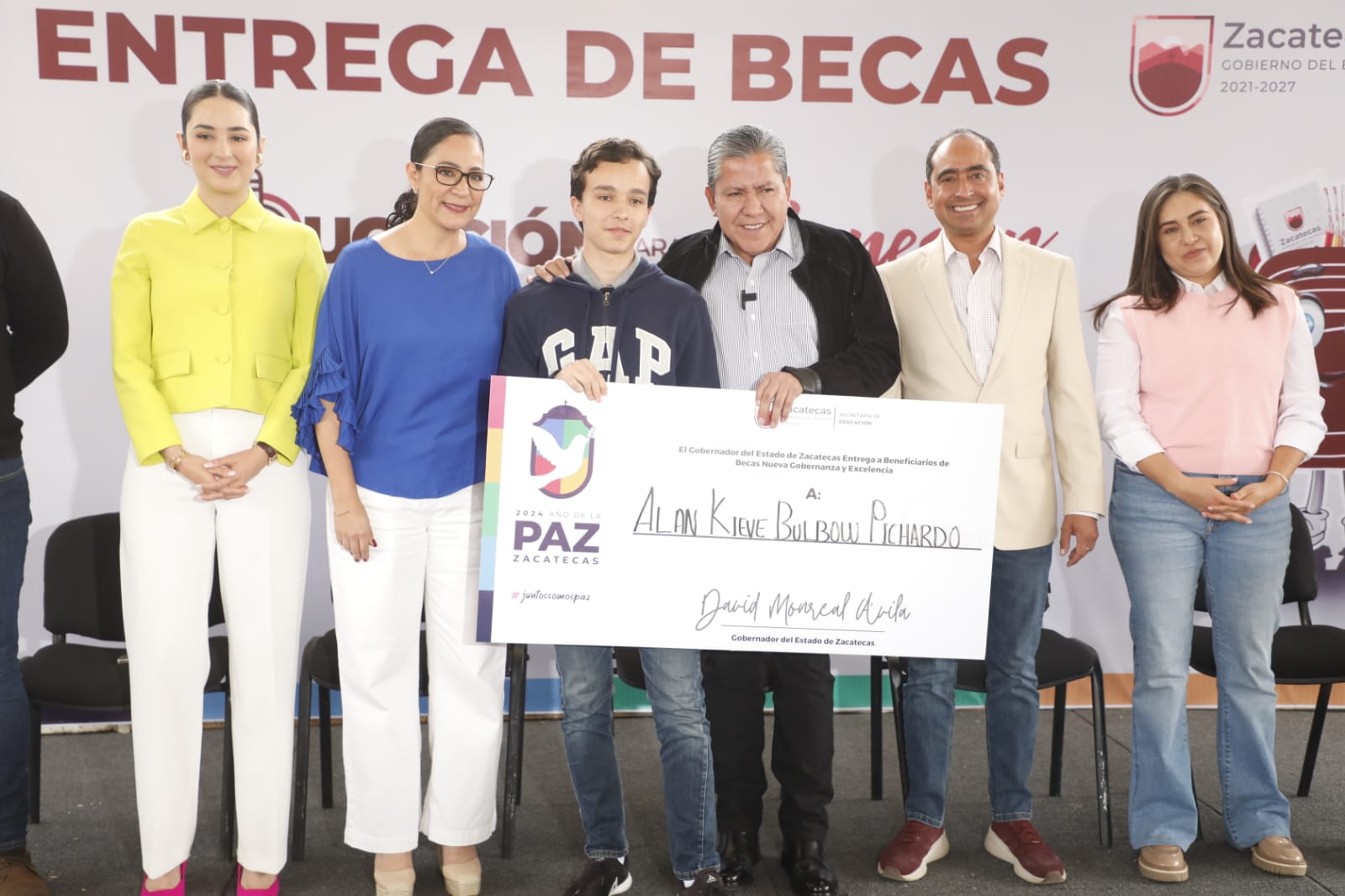 Entregan Gobernador David Monreal y Pepe Saldívar casi 2.5 millones de pesos en becas para estudiantes destacados de Guadalupe, Zacatecas