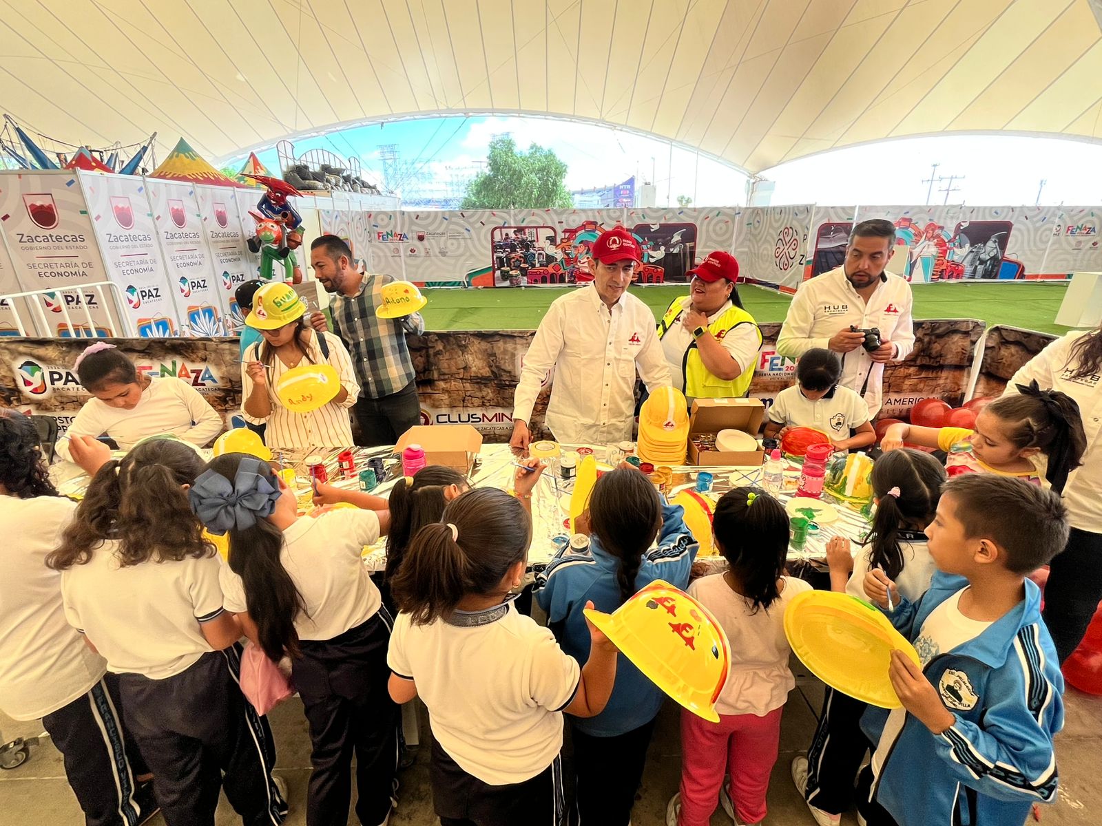 Recibe Pabellón Minero a más de 200 menores de educación básica