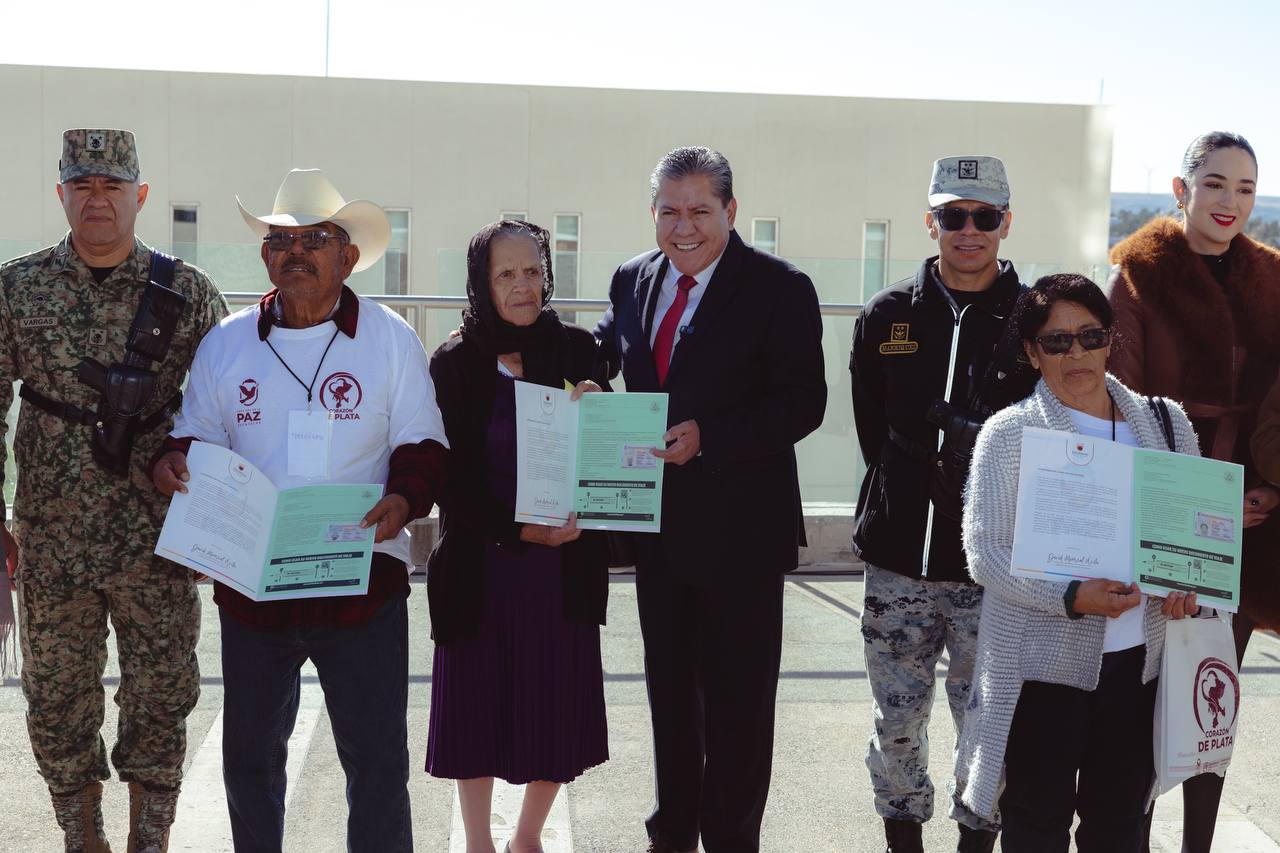 Entrega Gobernador David Monreal Ávila visas Corazón de Plata a personas adultas de Zacatecas