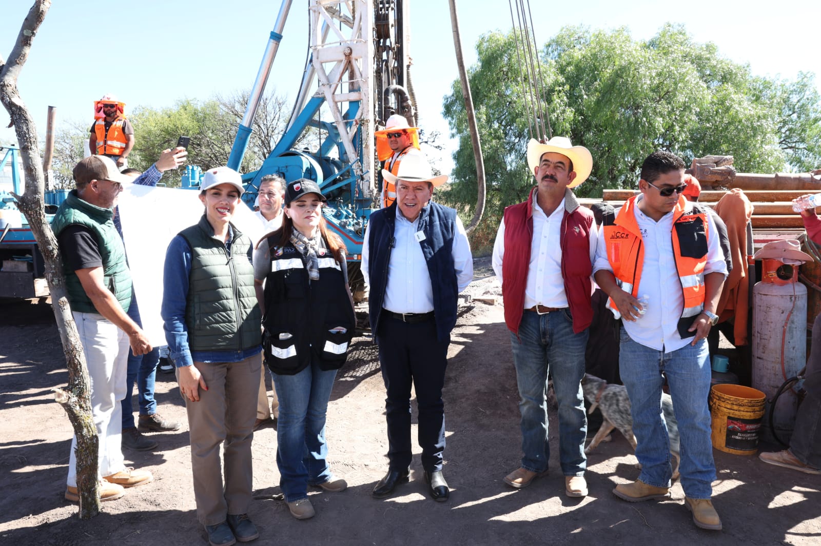 Llevará Gobernador David Monreal agua a La Lechuguilla, en Tepetongo, donde sus habitantes se abastecen de norias