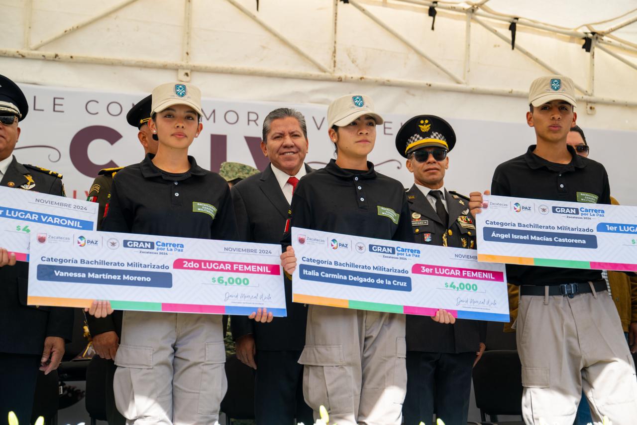 Encabeza Gobernador David Monreal ceremonia de imposición de insignias jerárquicas militares