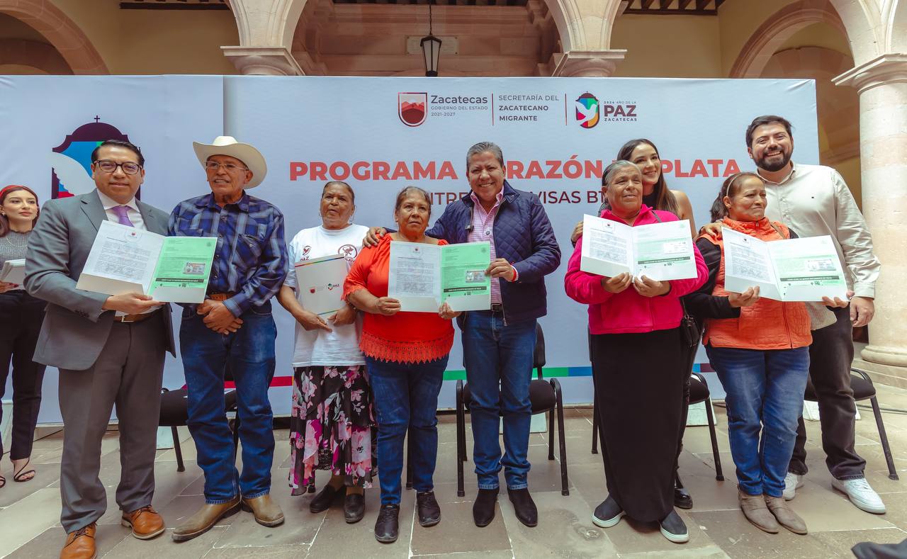 Entrega Gobernador David Monreal visas del programa Corazón de Plata, que en 2024 reunirá a más de 500 adultos mayores con sus familiares en Estados Unidos